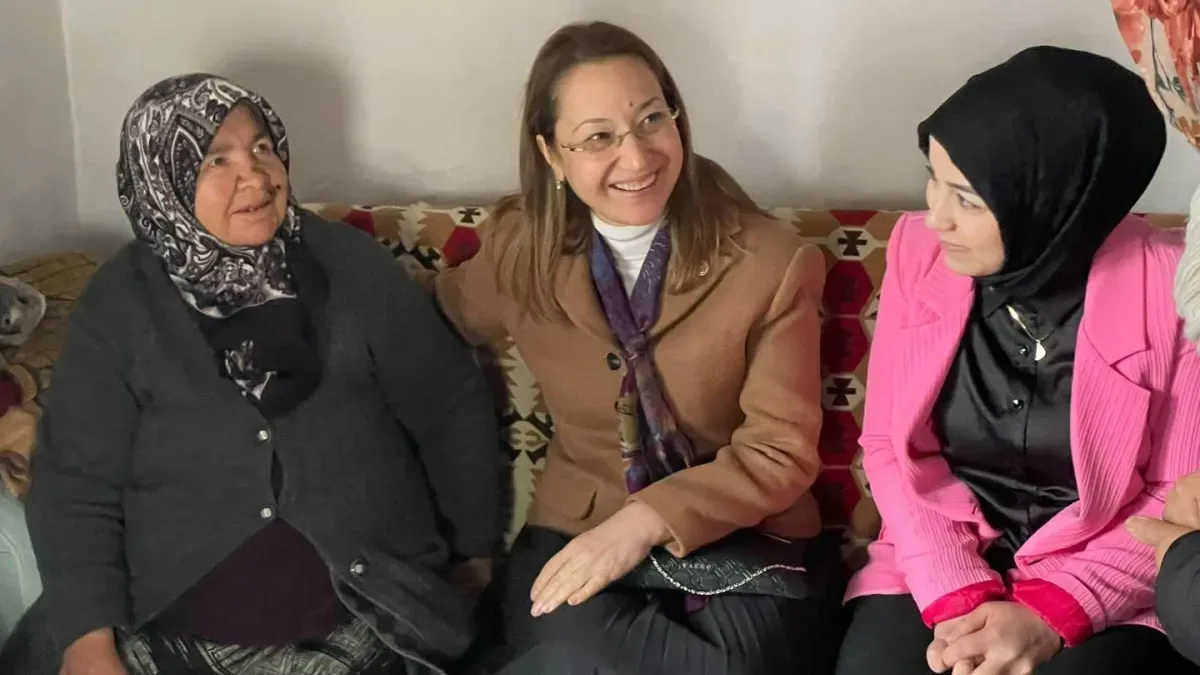 Derya Bakbak, Araban'da Kapı Kapı Dolaşma Vurgusu: "Gönül Sofrası Hanelerde" Derya Bakbak, Araban'da Kapı Kapı Dolaşma Vurgusu: "Gönül Sofrası Hanelerde"