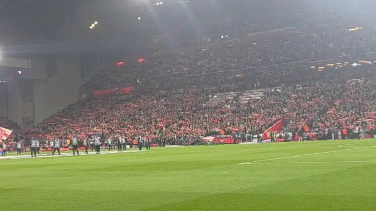 Anfield'da Tarihi An: Galatasaray Maçı Öncesi "You'll Never Walk Alone" Yükseldi Anfield'da Tarihi An: Galatasaray Maçı Öncesi "You'll Never Walk Alone" Yükseldi
