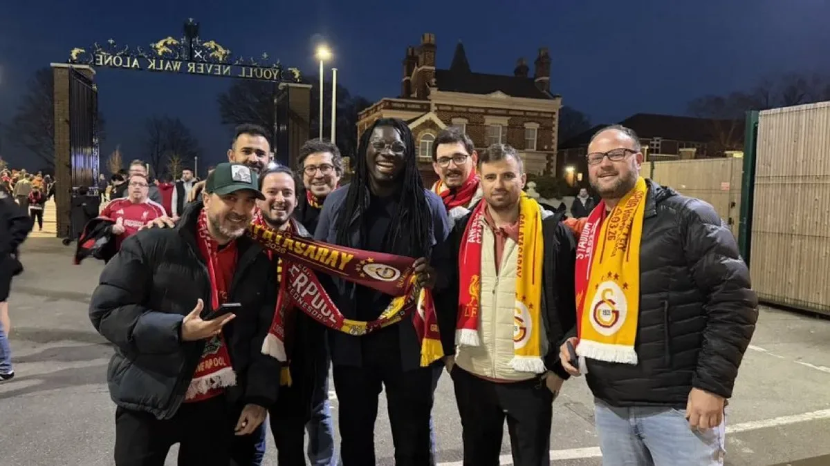 Bafetimbi Gomis, Liverpool - Galatasaray Maçında Sürpriz Misafir! Neden Orada? Bafetimbi Gomis, Liverpool - Galatasaray Maçında Sürpriz Misafir! Neden Orada?