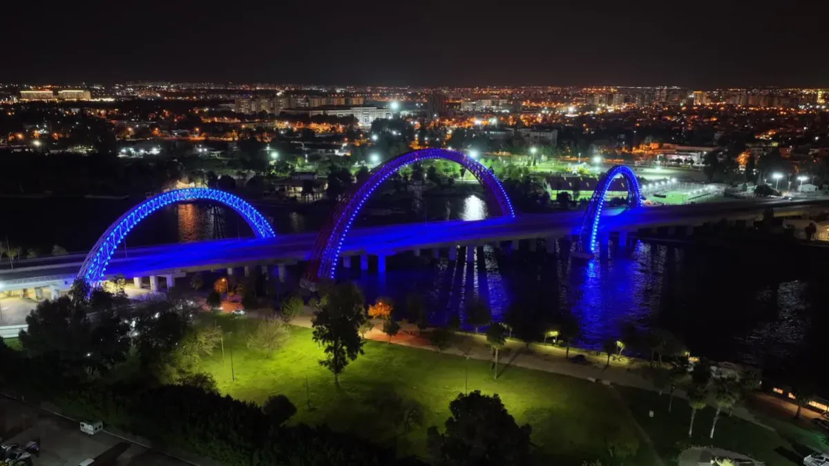 Adana'nın İki Simgesi Mavi Işıklarla Aydınlandı: Sebebi Ne? Adana'nın İki Simgesi Mavi Işıklarla Aydınlandı: Sebebi Ne?