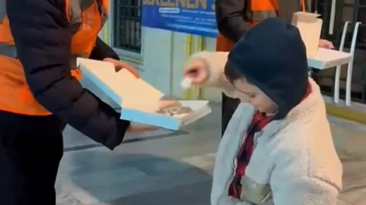 Kadıköy'de Bir Ramazan Geleneği: AK Partili Gençlerden Cemaate Sürpriz İkram Kadıköy'de Bir Ramazan Geleneği: AK Partili Gençlerden Cemaate Sürpriz İkram