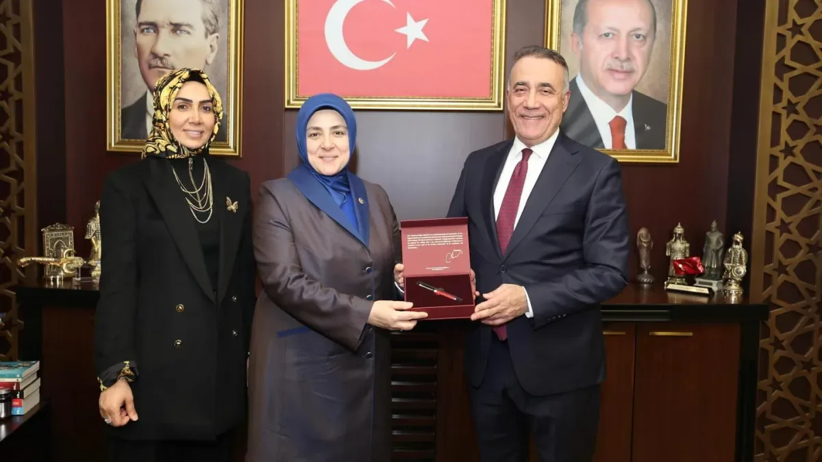 Sultangazi'de Kritik Buluşma: AK Parti Kadın Kolları Liderleri Belediyede Ne Konuştu? Sultangazi'de Kritik Buluşma: AK Parti Kadın Kolları Liderleri Belediyede Ne Konuştu?