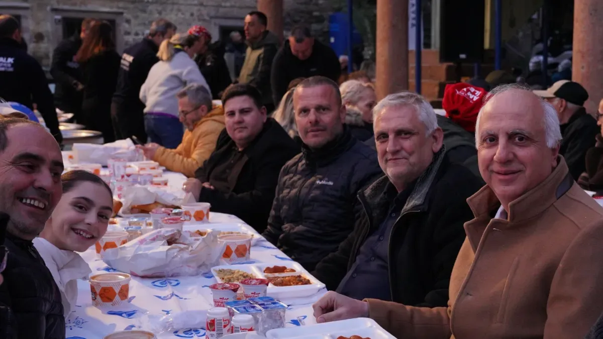 Ayvalık Belediyesi Küçükköy'de İftar Sofrası Kurdu: Ramazan'ın Bereketi Paylaşıldı Ayvalık Belediyesi Küçükköy'de İftar Sofrası Kurdu: Ramazan'ın Bereketi Paylaşıldı