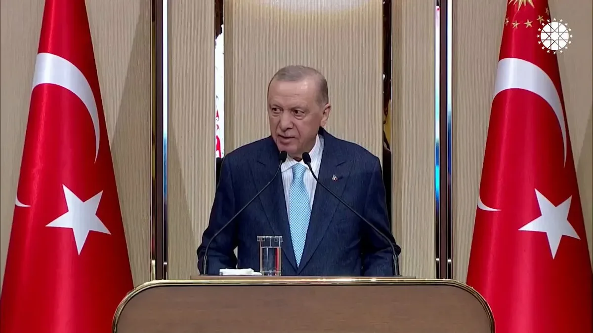 Cumhurbaşkanı Erdoğan: "Öğretmene kalkan el, istiklale vurulmuş hançerdir" Cumhurbaşkanı Erdoğan: "Öğretmene kalkan el, istiklale vurulmuş hançerdir"