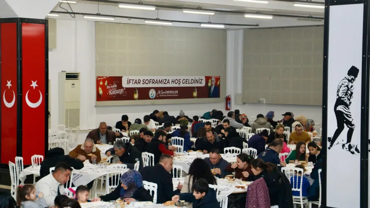 Burhaniye'de Ramazan Sofrasına Destek Veren İsim Kim? Burhaniye'de Ramazan Sofrasına Destek Veren İsim Kim?