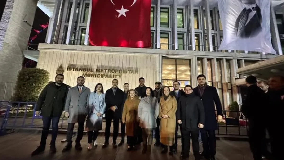 CHP'den Saraçhane'de Kritik Buluşma: "Teslimiyete Karşı Cesareti Seçtik" CHP'den Saraçhane'de Kritik Buluşma: "Teslimiyete Karşı Cesareti Seçtik"
