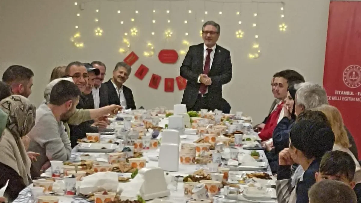 Fatih'te Eğitim Yöneticileri Neden Ramazan'da Aynı Sofraya Oturdu? Fatih'te Eğitim Yöneticileri Neden Ramazan'da Aynı Sofraya Oturdu?
