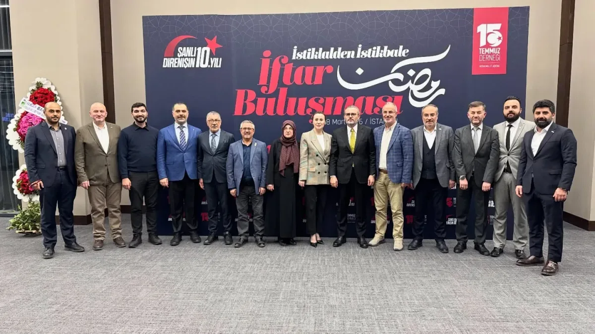 Genç Kızılay İstanbul Yönetimi 15 Temmuz Derneği'nin İftarında Genç Kızılay İstanbul Yönetimi 15 Temmuz Derneği'nin İftarında