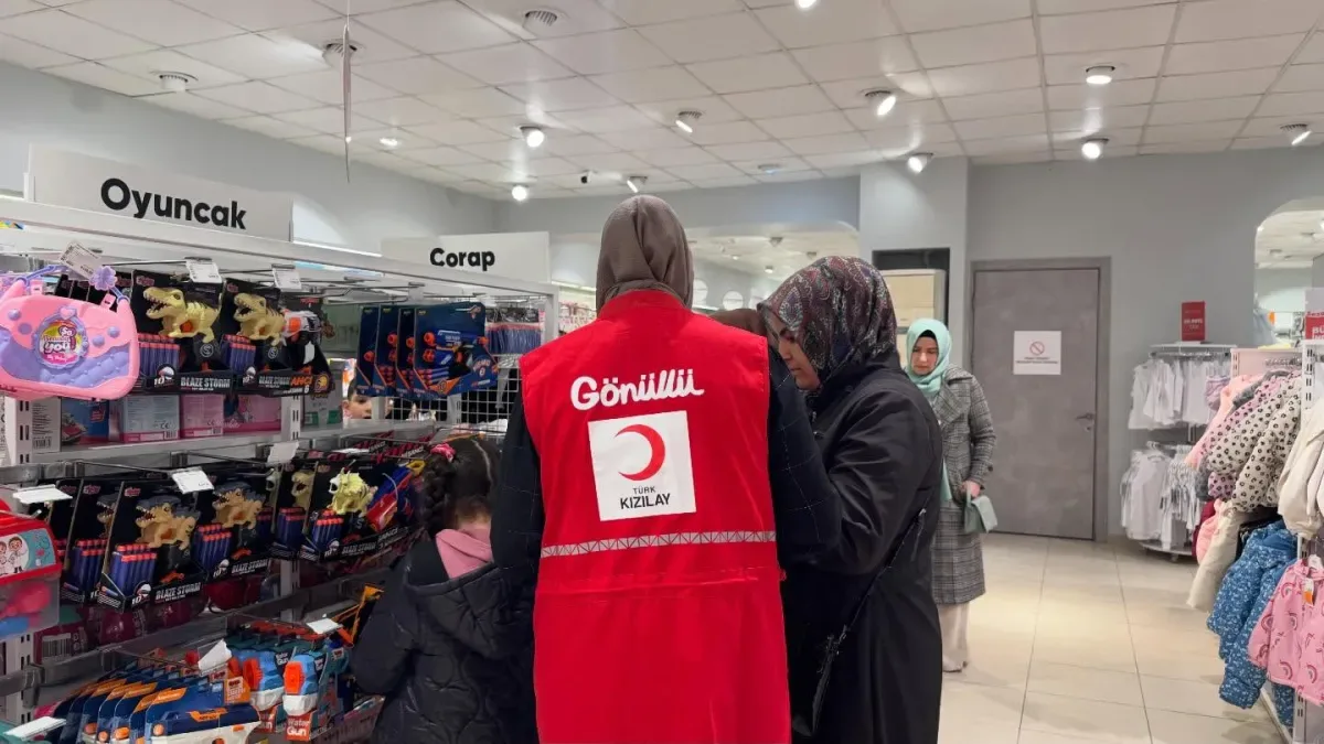Yalova Kızılay Kadın Gönüllüleri Çocuklarla Bayram Coşkusunu Paylaştı Yalova Kızılay Kadın Gönüllüleri Çocuklarla Bayram Coşkusunu Paylaştı