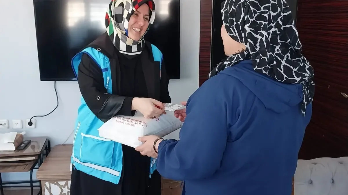 Başiskele'de Yetim Ailelerin Bayramı: TDV Kadın Kolları'ndan Kalplere Dokunan Ziyaret Başiskele'de Yetim Ailelerin Bayramı: TDV Kadın Kolları'ndan Kalplere Dokunan Ziyaret