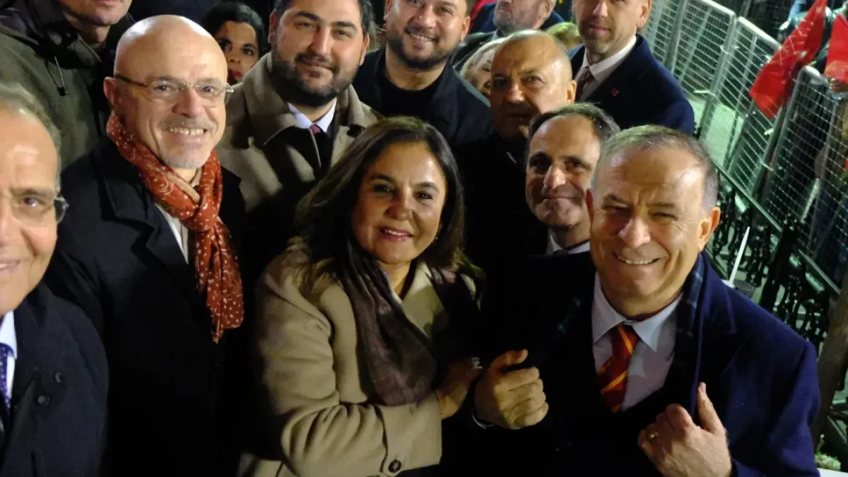 Başiskele'de 19 Mart Sloganları: "İmamoğlu İçin Adalet" Sesleri Yükseldi Başiskele'de 19 Mart Sloganları: "İmamoğlu İçin Adalet" Sesleri Yükseldi