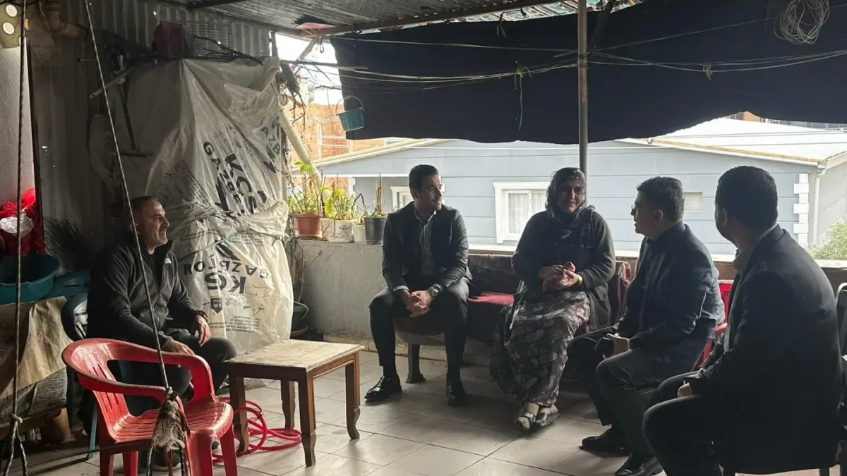 Adana'da Gönül Bağı: AK Partili Vekil Hanede Misafir Oldu Adana'da Gönül Bağı: AK Partili Vekil Hanede Misafir Oldu