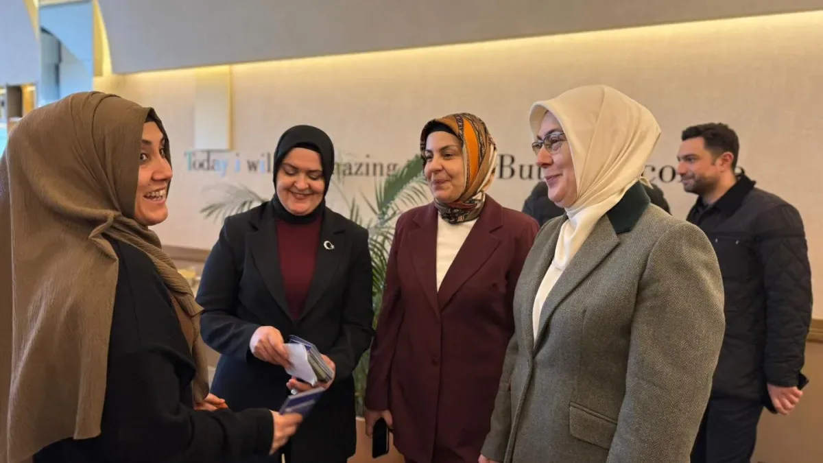 AK Parti Yalova'da Bayram Coşkusu: Arife Çiçekleri Programında Çocuklarla Buluşma AK Parti Yalova'da Bayram Coşkusu: Arife Çiçekleri Programında Çocuklarla Buluşma