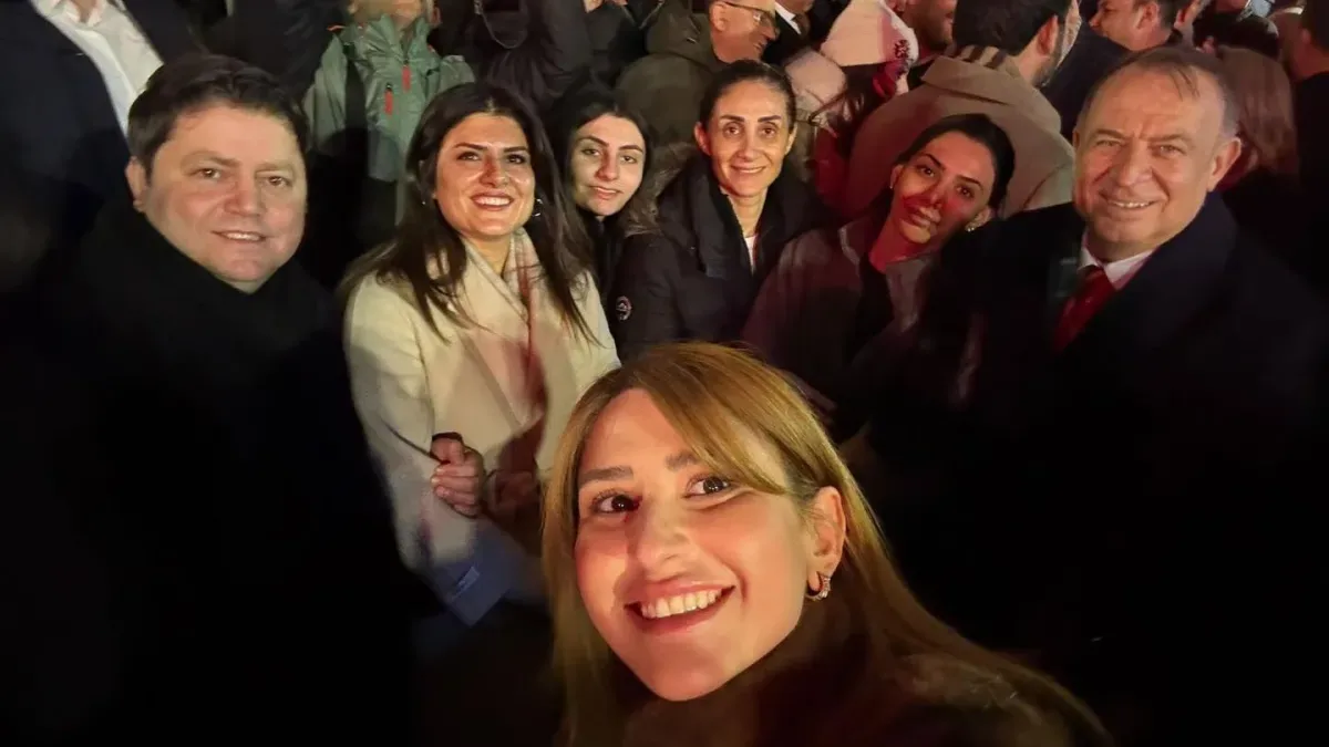 19 Mart Saraçhane'de Dalga Dalga Aydınlık: Vekilin Darbeye Cevabı 19 Mart Saraçhane'de Dalga Dalga Aydınlık: Vekilin Darbeye Cevabı