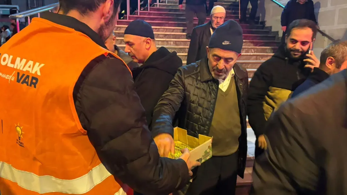 AK Gençlik Bahçelievler'den Son Teravih Sonrası Anlamlı İkram AK Gençlik Bahçelievler'den Son Teravih Sonrası Anlamlı İkram