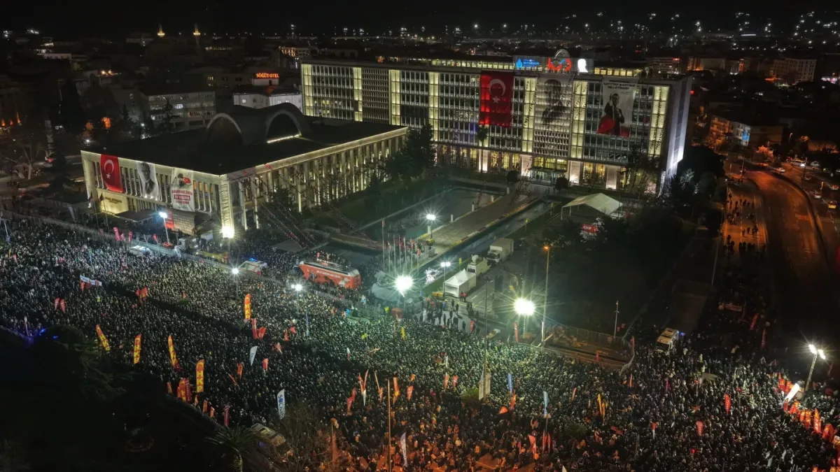 İstanbul'da Saraçhane'de Toplanan Kalabalık Ne Dedi? Bir Yıl Sonra Yükselen Ses İstanbul'da Saraçhane'de Toplanan Kalabalık Ne Dedi? Bir Yıl Sonra Yükselen Ses