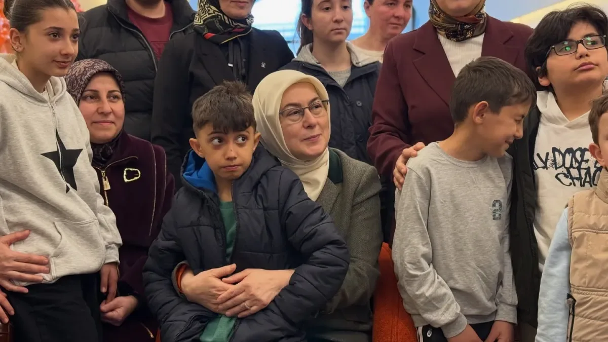 Yalova'da Duygu Dolu Buluşma: Milletvekili Akyol'dan Çocuklara Bayram Sürprizi Yalova'da Duygu Dolu Buluşma: Milletvekili Akyol'dan Çocuklara Bayram Sürprizi