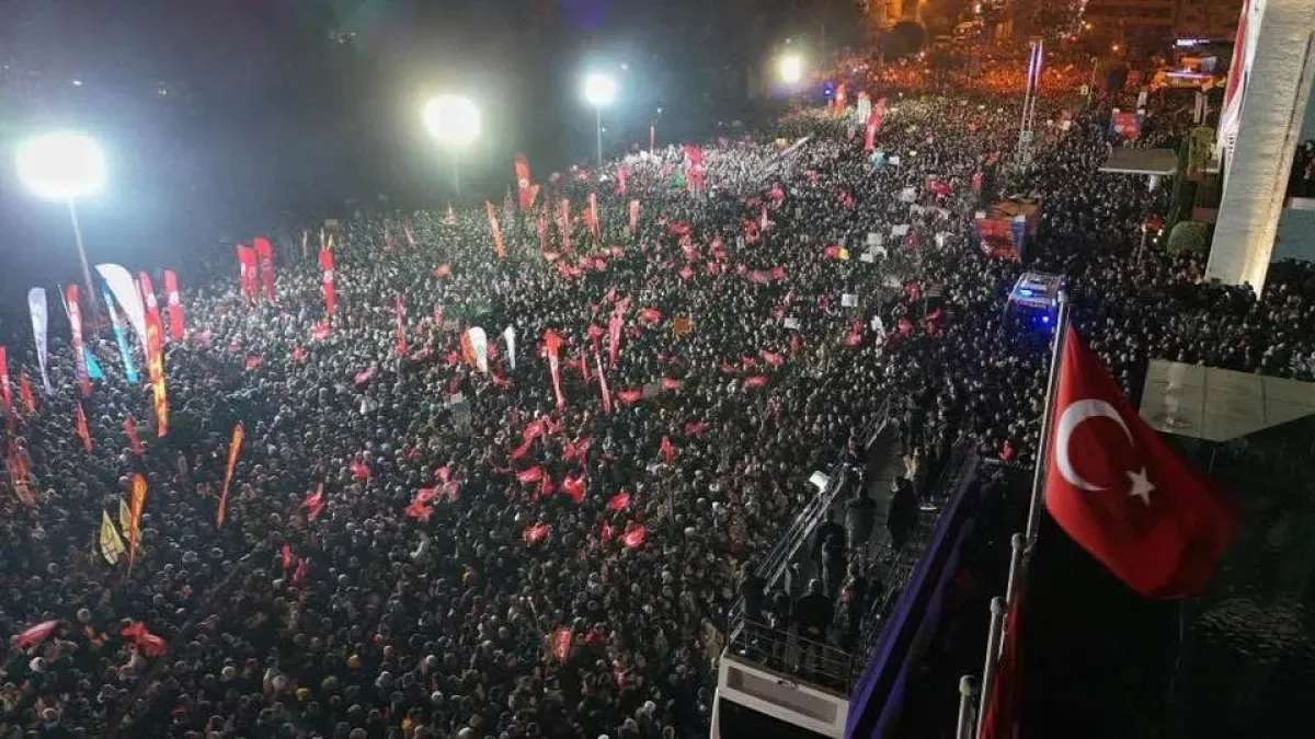 CHP'li Sümer'in Saraçhane'deki Duruşu: "Alnımız Ak, Başımız Dik" Ne Anlama Geliyor? CHP'li Sümer'in Saraçhane'deki Duruşu: "Alnımız Ak, Başımız Dik" Ne Anlama Geliyor?