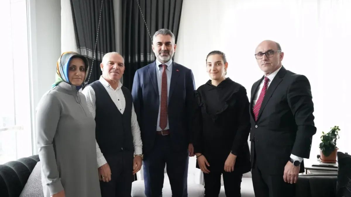 Kartal'da Eğitim Bayramı Sahada Kutlandı: Müdür Kıraç, Özel Yürekler'e Konuk Oldu Kartal'da Eğitim Bayramı Sahada Kutlandı: Müdür Kıraç, Özel Yürekler'e Konuk Oldu