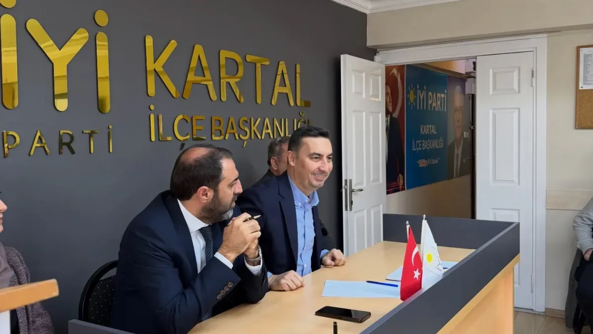 İYİ Parti'li Akburak Kartal'da: Yeni Üyelere Rozet Taktı, Esnafın Kapısını Çaldı İYİ Parti'li Akburak Kartal'da: Yeni Üyelere Rozet Taktı, Esnafın Kapısını Çaldı