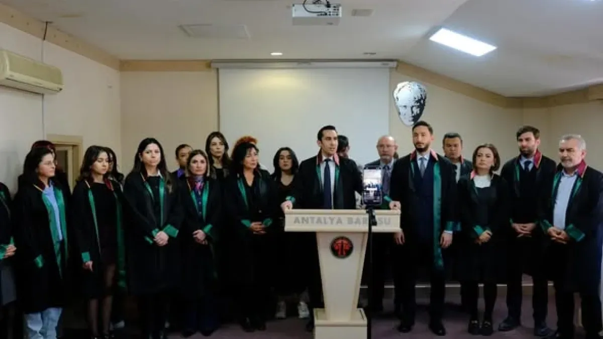 Antalya Barosu'ndan Yeni Avukatlara Destek Sözü: Yemin ve Ruhsatname Töreni Gerçekleşti Antalya Barosu'ndan Yeni Avukatlara Destek Sözü: Yemin ve Ruhsatname Töreni Gerçekleşti