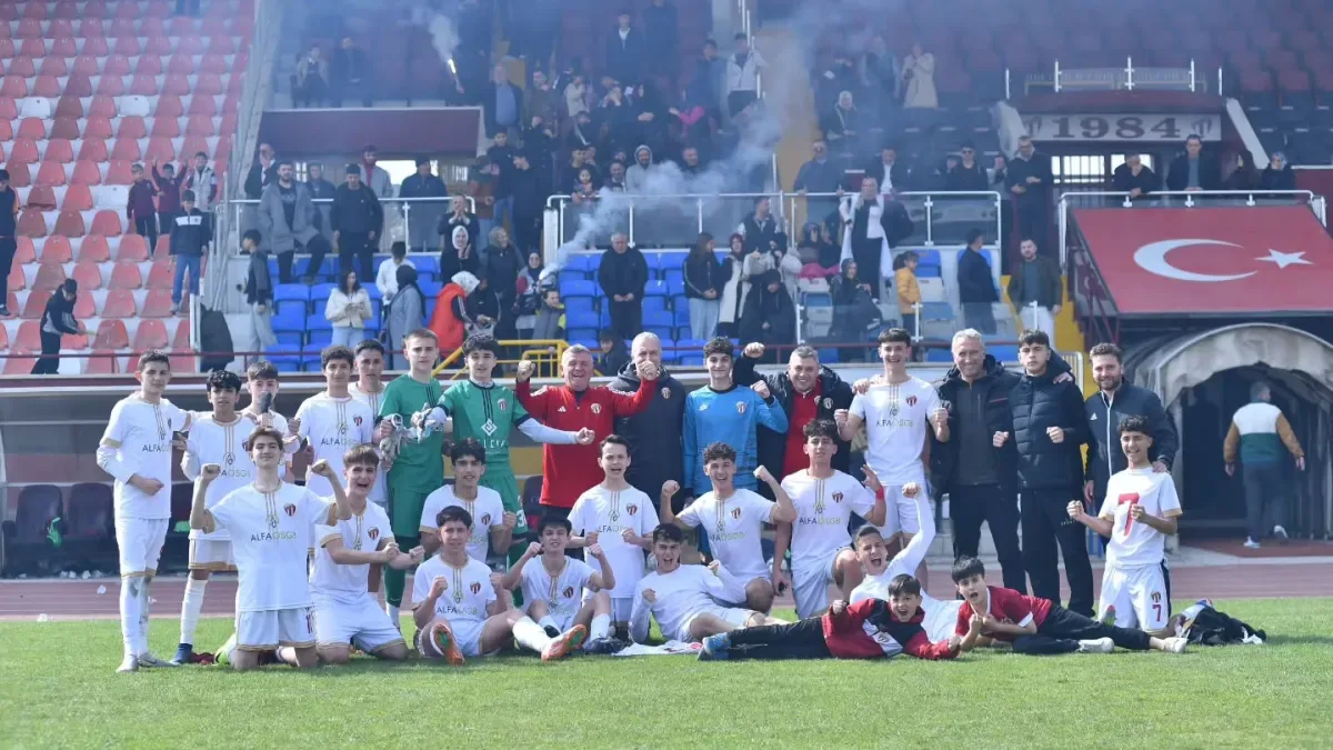 İnegölspor'un Şampiyon Gençleri Sahada Neden Fark Attı? İnegölspor'un Şampiyon Gençleri Sahada Neden Fark Attı?
