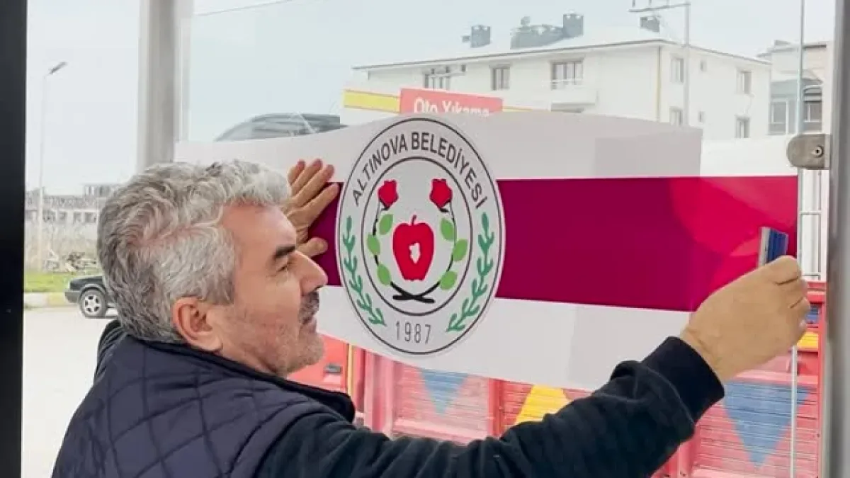 Altınova'da Duraklar Modern Yüzüne Kavuştu: Bekleme Alanları Yenilendi Altınova'da Duraklar Modern Yüzüne Kavuştu: Bekleme Alanları Yenilendi