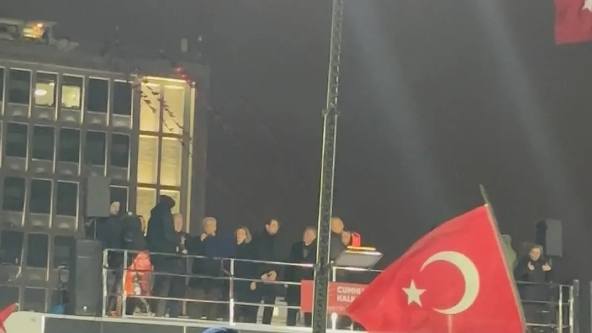19 Mart Anmasında Saraçhane'de Sürpriz Görüntü: İBB Binasında İmamoğlu Posteri 19 Mart Anmasında Saraçhane'de Sürpriz Görüntü: İBB Binasında İmamoğlu Posteri