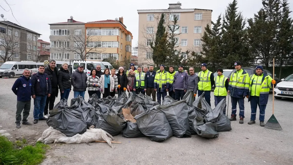 Maltepe'de Bayram Hazırlığı: Resmi Ekip ve Gönüllüler El Ele Maltepe'de Bayram Hazırlığı: Resmi Ekip ve Gönüllüler El Ele