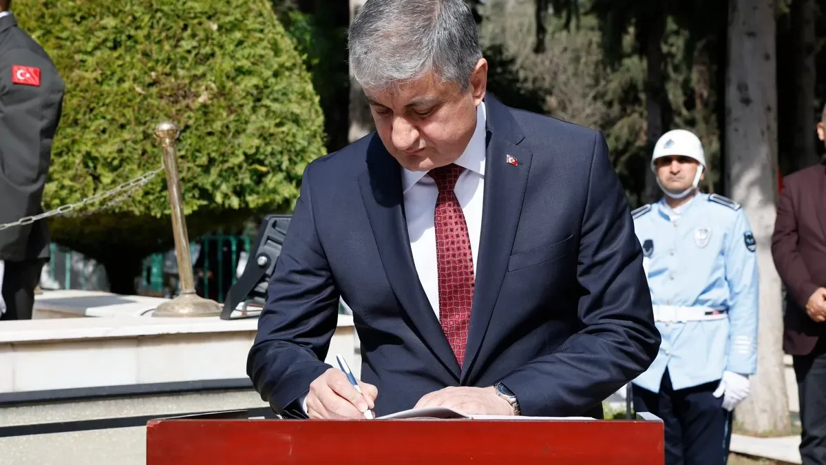 Adana Valiliği'nden 18 Mart Vurgusu: "Çanakkale Geçilmez" Sembolü Adana Valiliği'nden 18 Mart Vurgusu: "Çanakkale Geçilmez" Sembolü