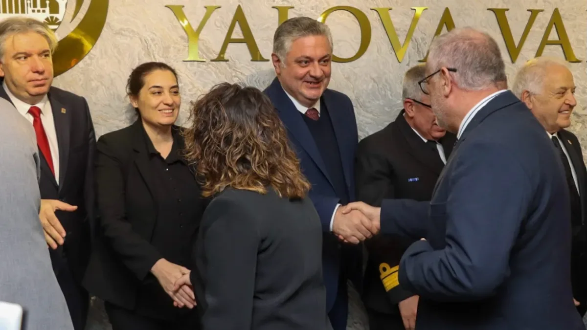Yalova Valisi Usta, Bayram Sevincini Protokol ve Hemşehrileriyle Paylaştı Yalova Valisi Usta, Bayram Sevincini Protokol ve Hemşehrileriyle Paylaştı