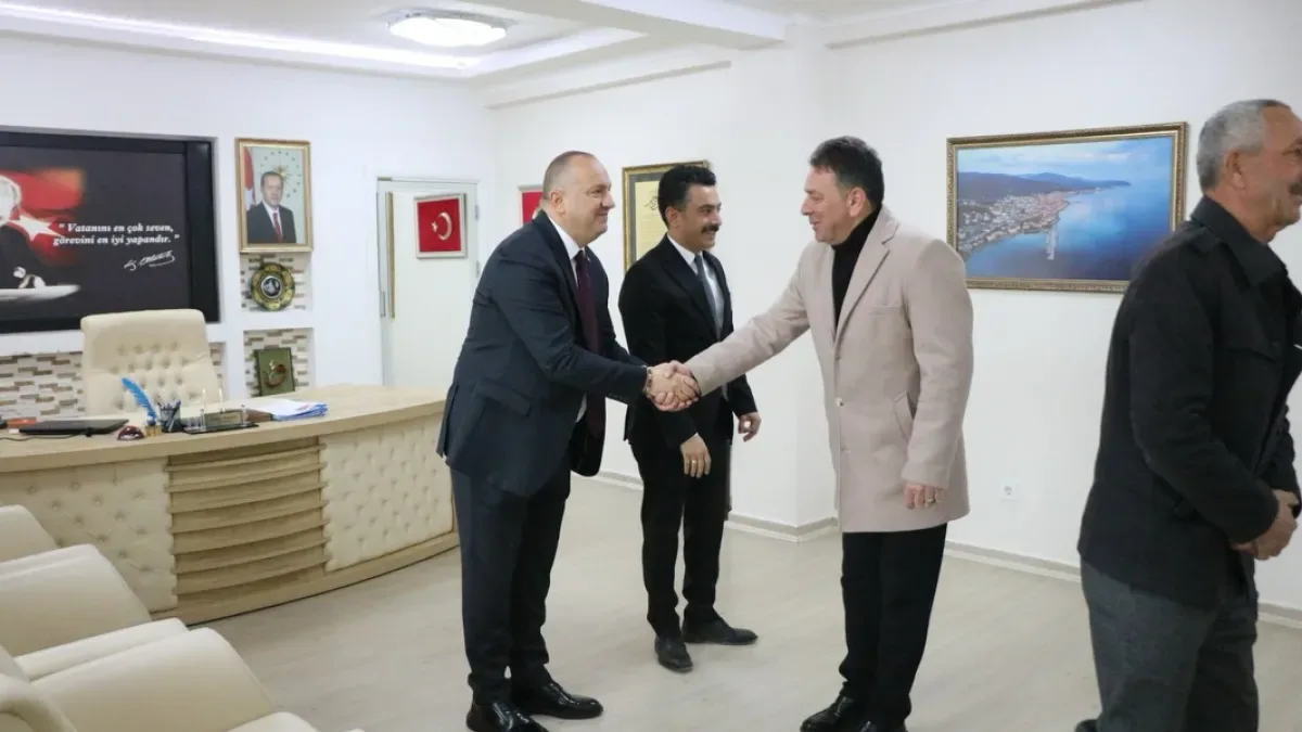 Çınarcık'ta Bayramlaşma: Başkan Kurt'tan İlçeye Barış ve Kardeşlik Temennisi Çınarcık'ta Bayramlaşma: Başkan Kurt'tan İlçeye Barış ve Kardeşlik Temennisi