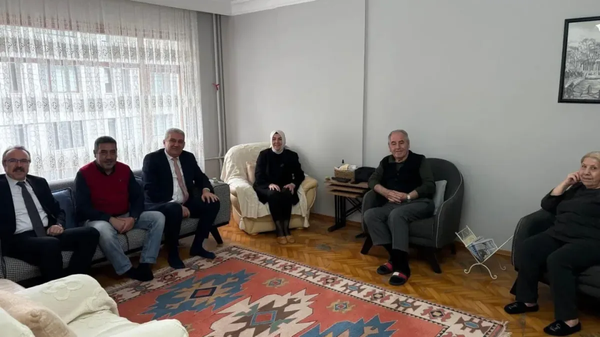 Şişli'de Bayram Tebriği: Eğitim Yöneticilerinden Emekli Müdüre Anlamlı Ziyaret Şişli'de Bayram Tebriği: Eğitim Yöneticilerinden Emekli Müdüre Anlamlı Ziyaret