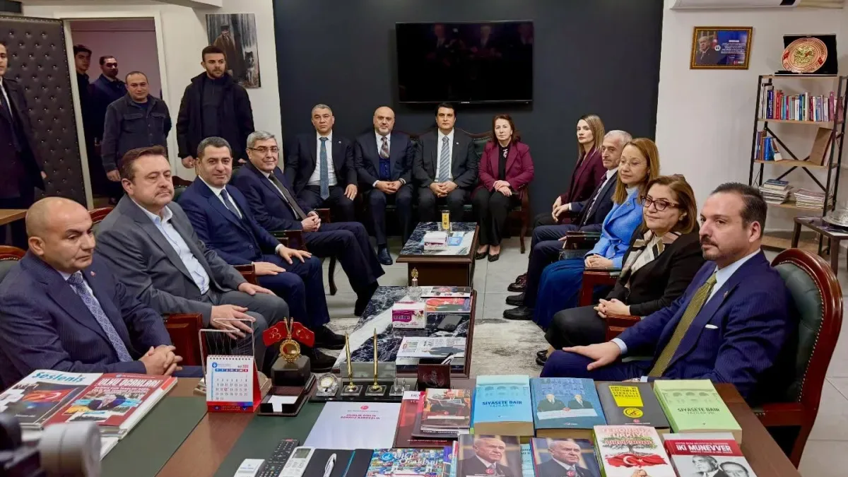 AK Partili Üst Düzey İsimden MHP Gaziantep'e Sürpriz Ziyaret AK Partili Üst Düzey İsimden MHP Gaziantep'e Sürpriz Ziyaret