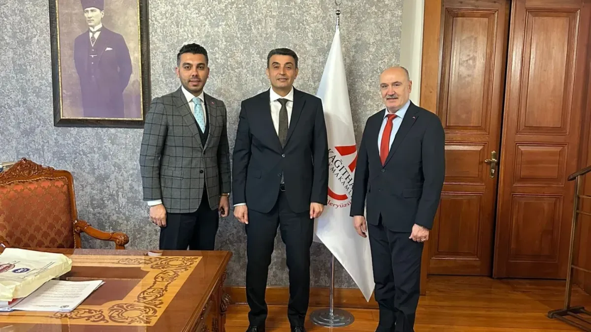 Kağıthane Kaymakamı'na Sürpriz Bayram Ziyareti: STK ve Esnaf El Ele Kağıthane Kaymakamı'na Sürpriz Bayram Ziyareti: STK ve Esnaf El Ele