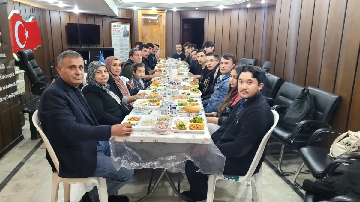 Adana'da Türk Dünyası Öğrencileri İçin İftar Sofrası Kuruldu Adana'da Türk Dünyası Öğrencileri İçin İftar Sofrası Kuruldu