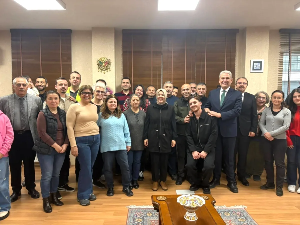 Şişli İlçe Milli Eğitim'de Bayramlaşma: Müdür Sevgi Yücel Personelle Buluştu Şişli İlçe Milli Eğitim'de Bayramlaşma: Müdür Sevgi Yücel Personelle Buluştu