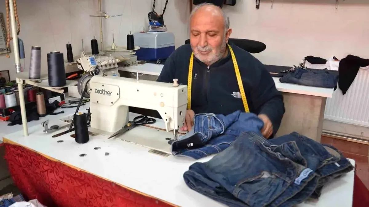 Tercan'da Terziler Neden İftardan Sonra Dükkan Açıyor? Bayram Yoğunluğu Anlattı Tercan'da Terziler Neden İftardan Sonra Dükkan Açıyor? Bayram Yoğunluğu Anlattı