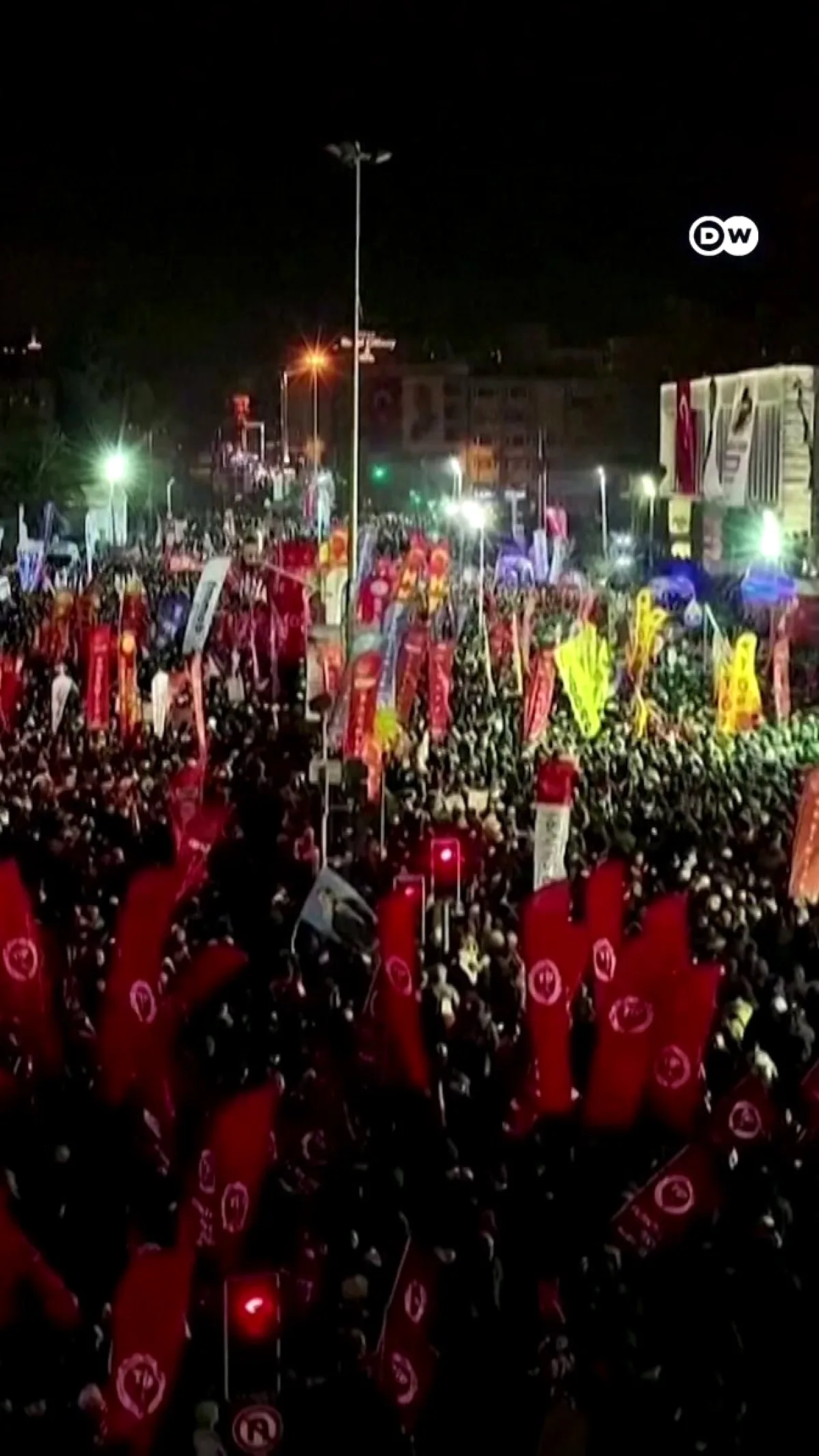 İstanbul'da Bir Yıl Sonra: İmamoğlu İçin Binlerce Kişi Sokakta İstanbul'da Bir Yıl Sonra: İmamoğlu İçin Binlerce Kişi Sokakta