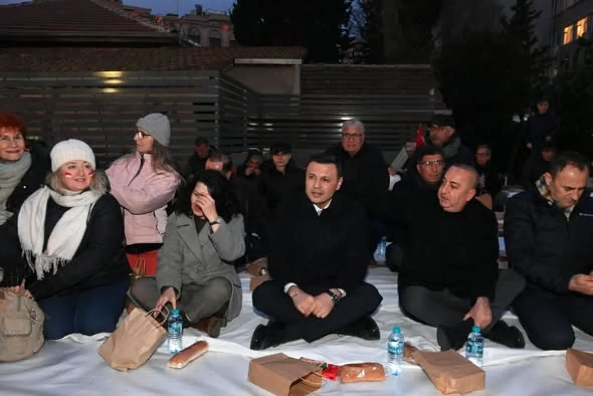 CHP İstanbul, Bir Yıl Sonra Yeniden Saraçhane'de "Milletin Evi"nde Buluştu CHP İstanbul, Bir Yıl Sonra Yeniden Saraçhane'de "Milletin Evi"nde Buluştu