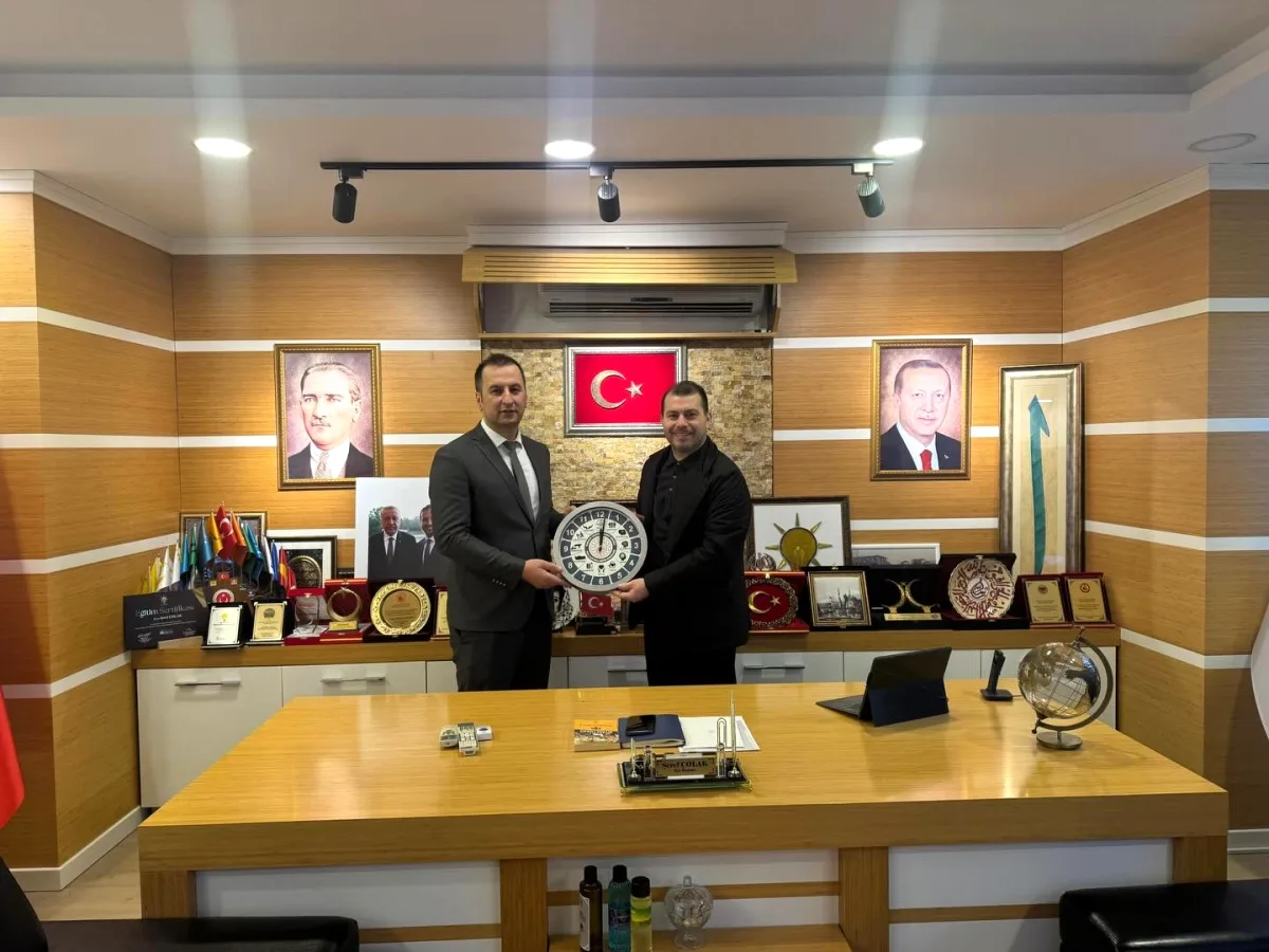 Akif Güner'den Şeref Çolak'a İade-i Ziyaret: Nezaketin Karşılığı Verildi Akif Güner'den Şeref Çolak'a İade-i Ziyaret: Nezaketin Karşılığı Verildi