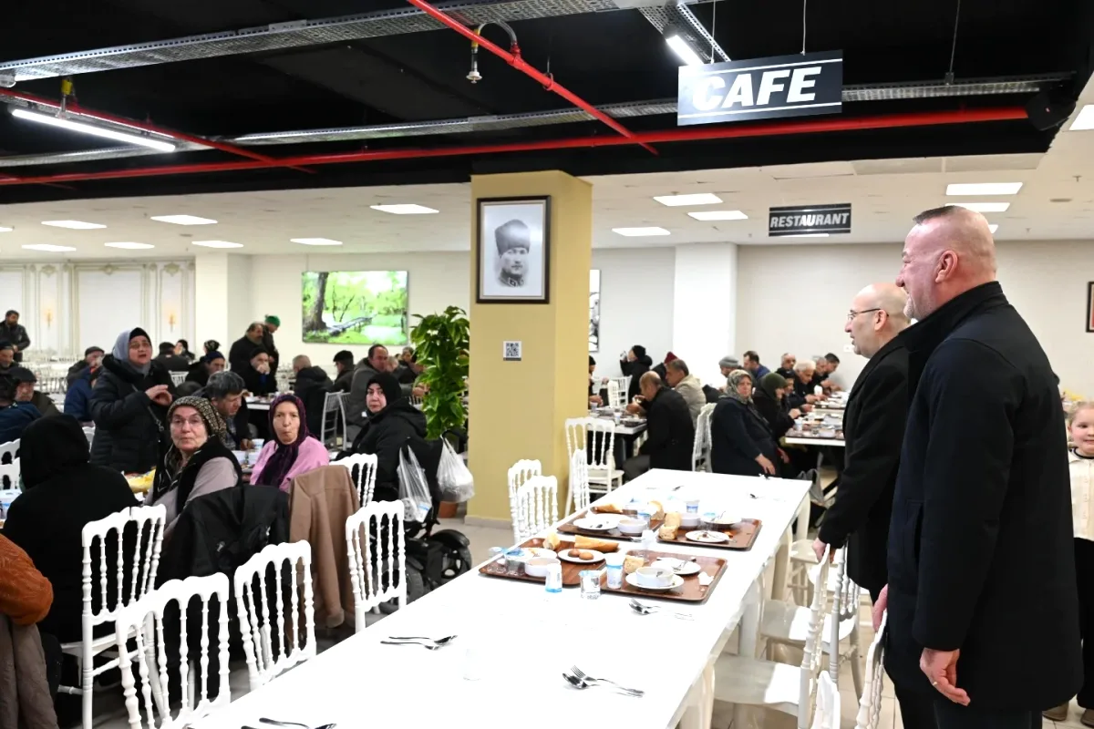 Karacabey'de Ramazan'ın Son İftarında Anlamlı Buluşma | Başkan Karabatı'dan Dualı Bayram Mesajı Karacabey'de Ramazan'ın Son İftarında Anlamlı Buluşma | Başkan Karabatı'dan Dualı Bayram Mesajı