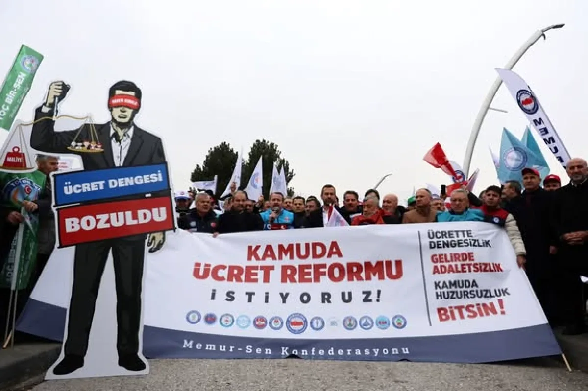 Ankara'da Bakanlık Önünde Eylem: Kamuda Ücret Dengesizliği Sona Ersin Talebi Ankara'da Bakanlık Önünde Eylem: Kamuda Ücret Dengesizliği Sona Ersin Talebi