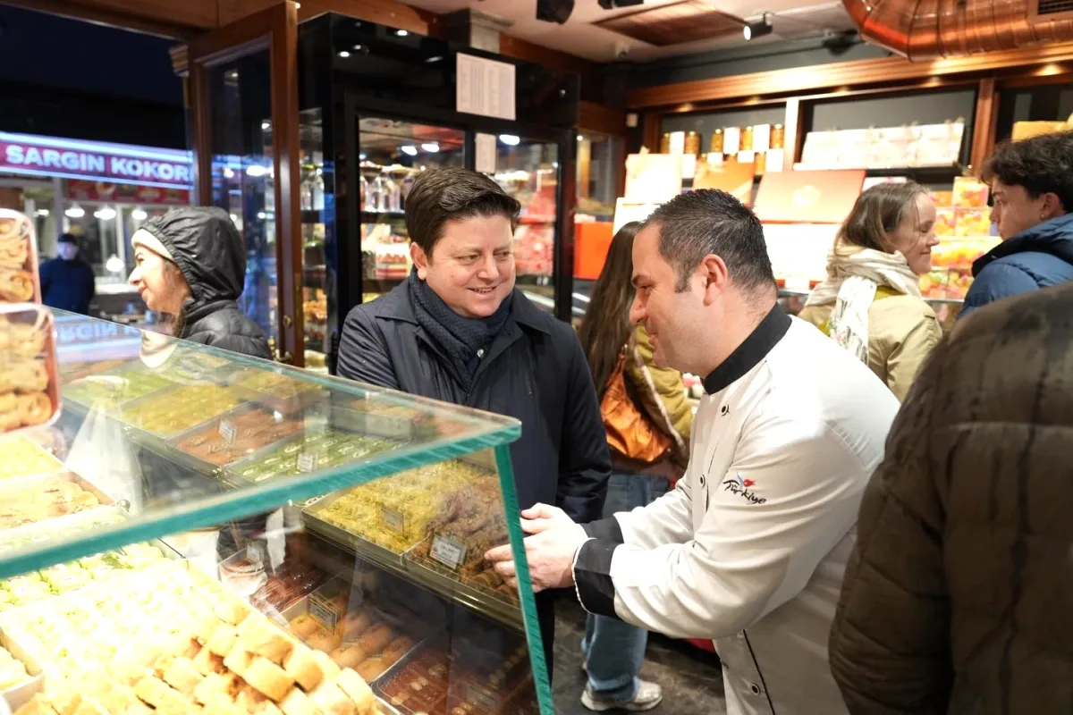 Kadıköy'de Bayram Ritüeli: Başkan Kosedagi'nin Arefe Günü Çarşı Ziyareti Kadıköy'de Bayram Ritüeli: Başkan Kosedagi'nin Arefe Günü Çarşı Ziyareti