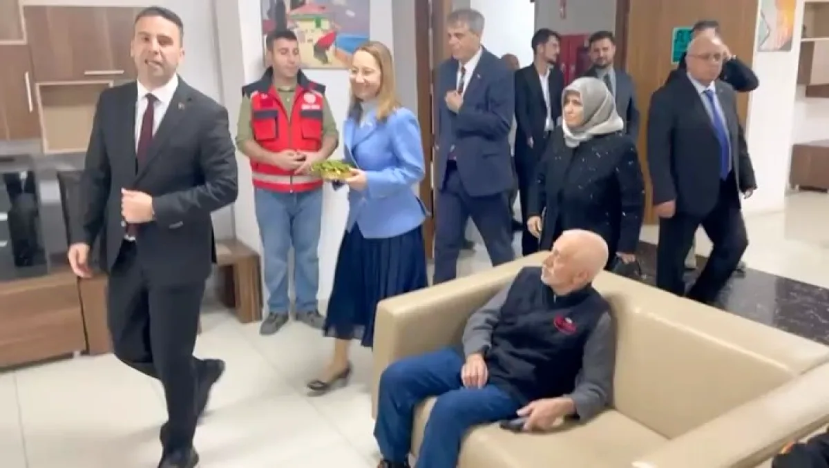 Milletvekili Derya Bakbak, Huzurevinde 'Ustamın Kızı' Sözleriyle Duygulandı Milletvekili Derya Bakbak, Huzurevinde 'Ustamın Kızı' Sözleriyle Duygulandı