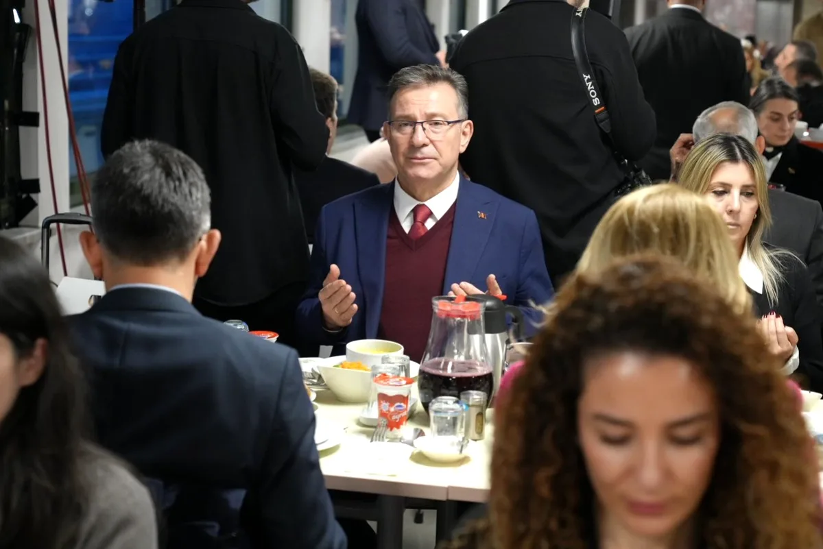 Özgür Özel Saraçhane'de Kimlerle İftar Açtı? Ramazan'ın Son Buluşması Özgür Özel Saraçhane'de Kimlerle İftar Açtı? Ramazan'ın Son Buluşması