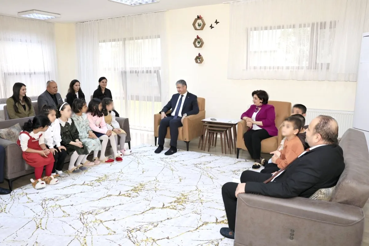 Adana Valisi Yavuz, Bayramın En Anlamlı Karşılığını Çocuk Evleri'nde Buldu Adana Valisi Yavuz, Bayramın En Anlamlı Karşılığını Çocuk Evleri'nde Buldu