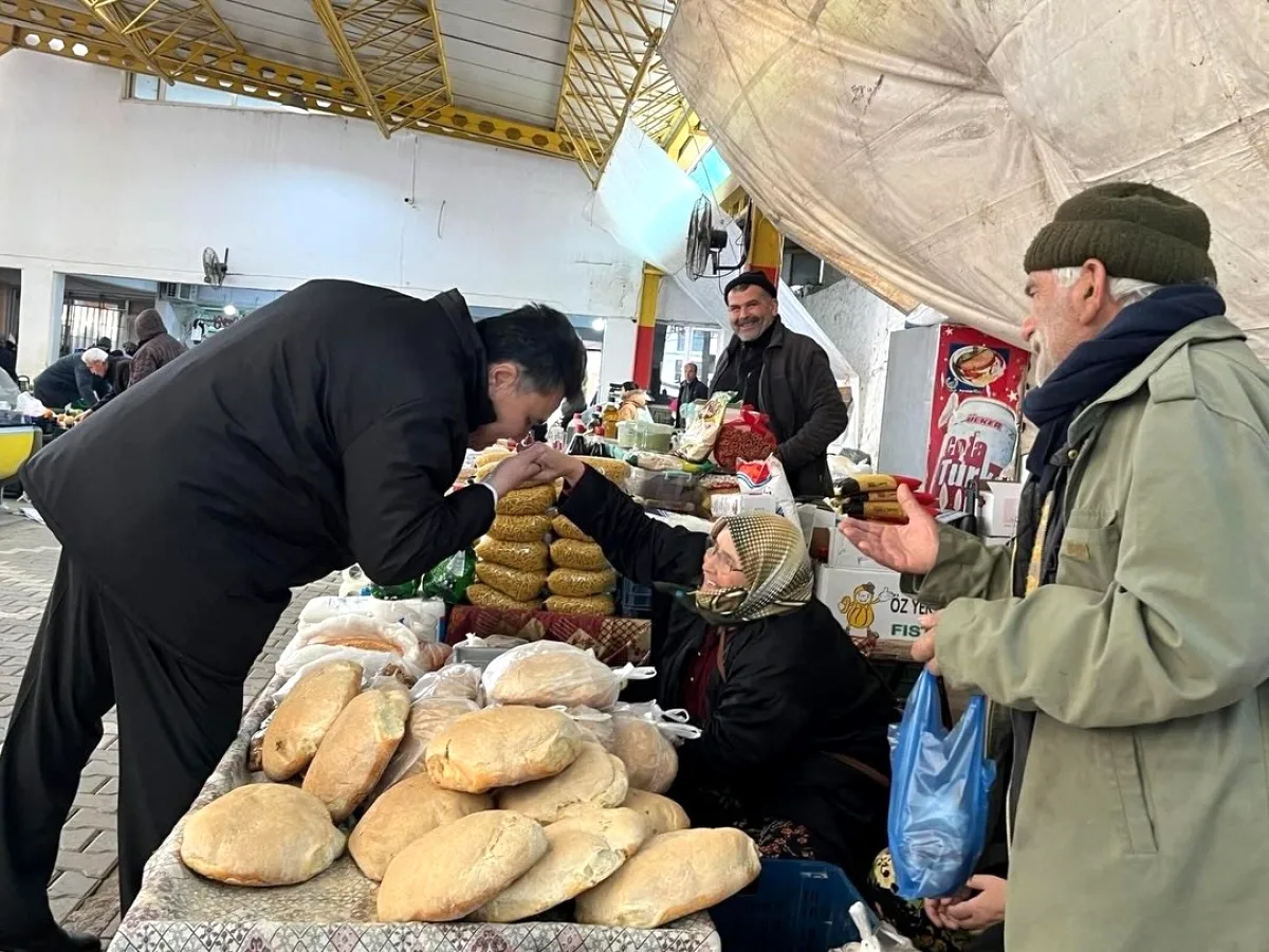 Belediye Başkanı Ersoy, Havran Pazarı'nda Arefe Coşkusunu Paylaştı Belediye Başkanı Ersoy, Havran Pazarı'nda Arefe Coşkusunu Paylaştı