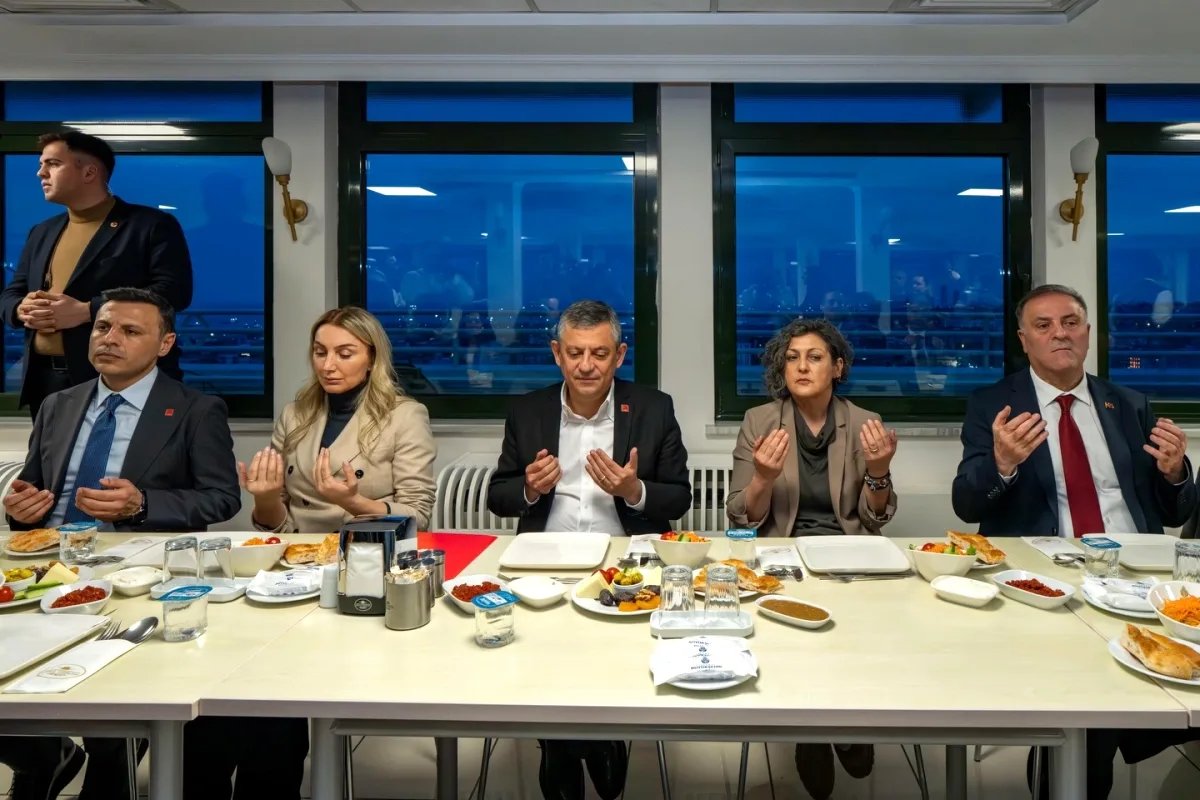 CHP'li İsimler Saraçhane'deki Son İftar Sofrasında Hangi Mesajı Verdi? CHP'li İsimler Saraçhane'deki Son İftar Sofrasında Hangi Mesajı Verdi?
