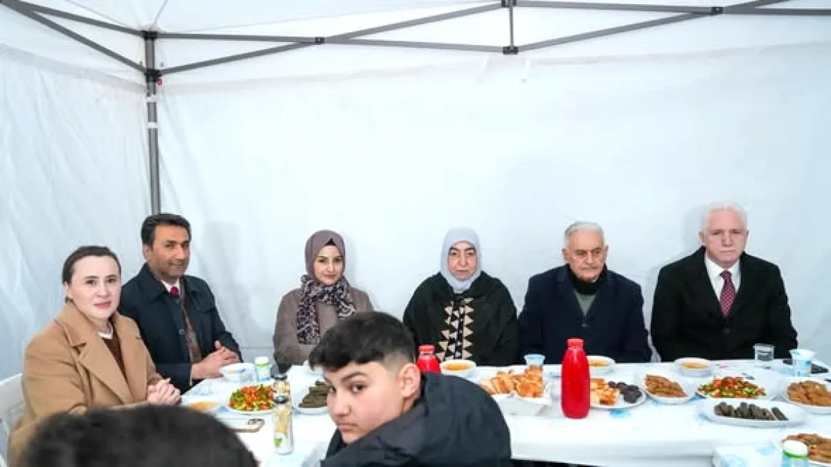 Sultanahmet'te Tarihi İftar: Vali Gül ve Eski Meclis Başkanı Yıldırım Kızılay Sofrasında Sultanahmet'te Tarihi İftar: Vali Gül ve Eski Meclis Başkanı Yıldırım Kızılay Sofrasında